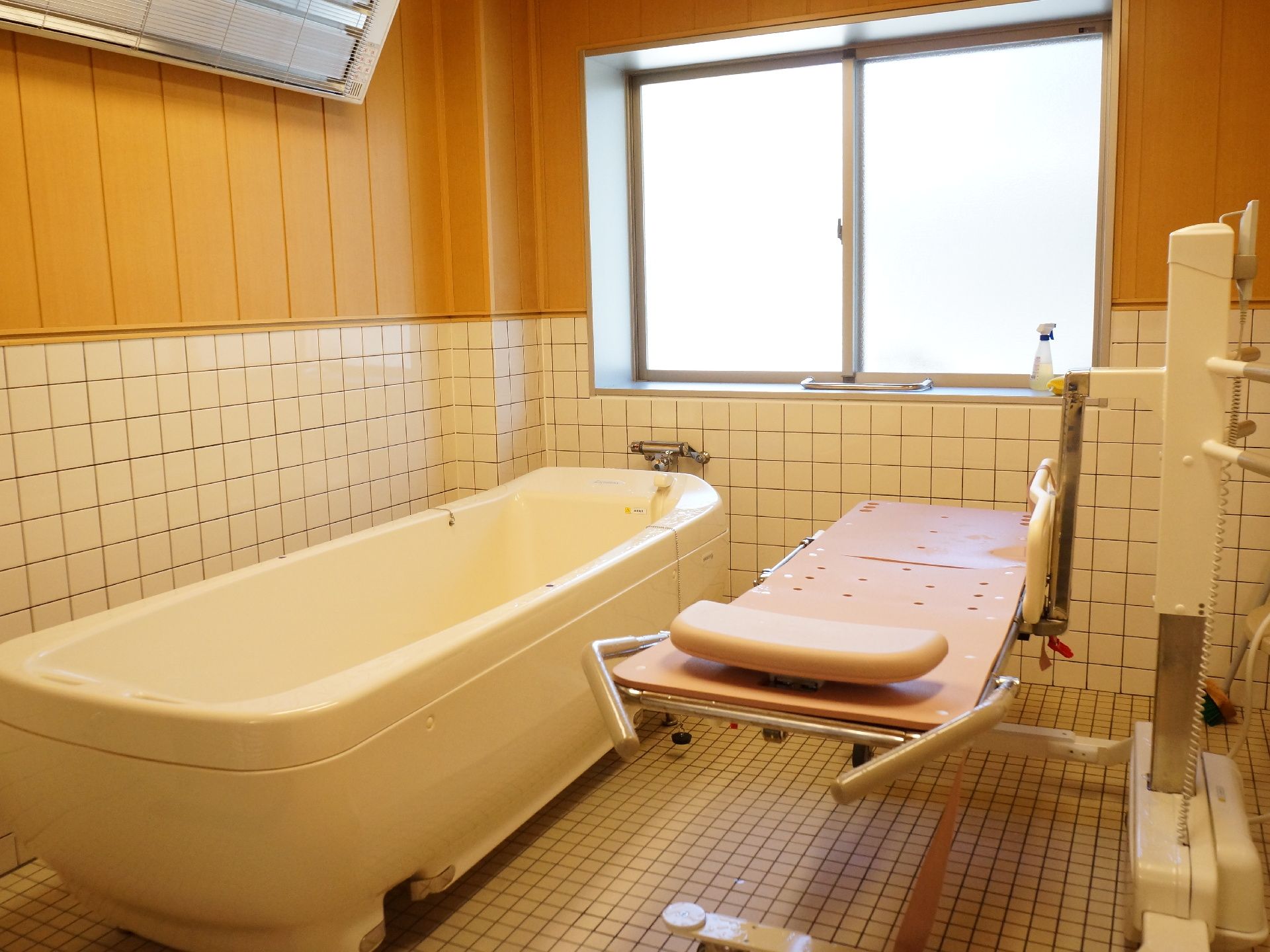 施設内には、介護用入浴機器が置かれたバスルームが完備されている。体の不自由な人でも、寝たままで入浴が可能となっている。
