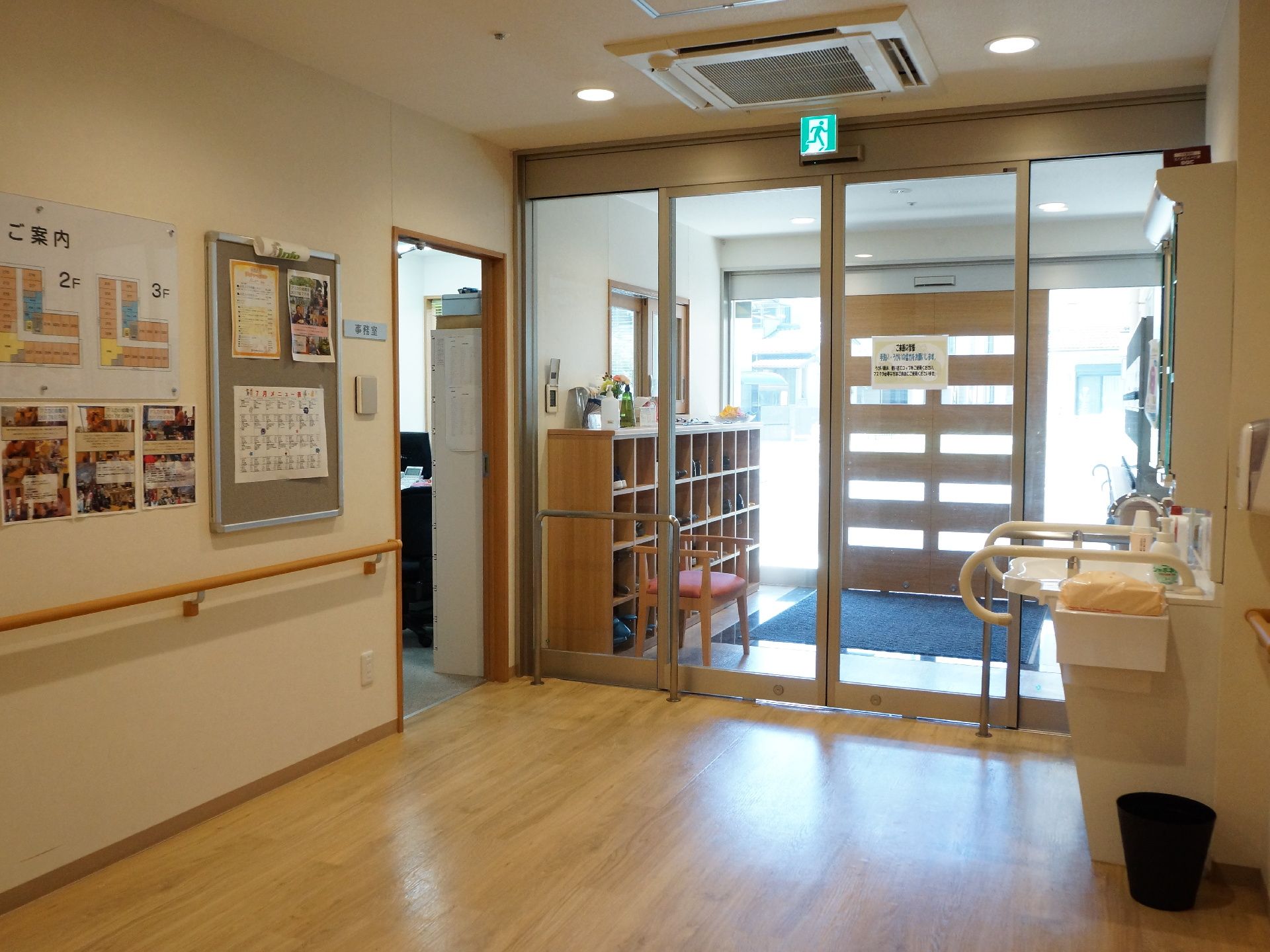 広い段差のないフラットな作りで、自動ドアになっているので、車椅子でも移動が楽に出来る。椅子も置かれている。
