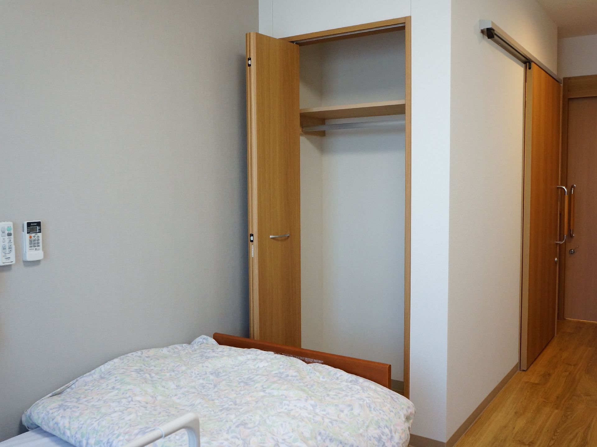 部屋に作り付けのクローゼットがある。ハンガーラックがあるので、洋服をかけておき、収納しておくのに便利である。