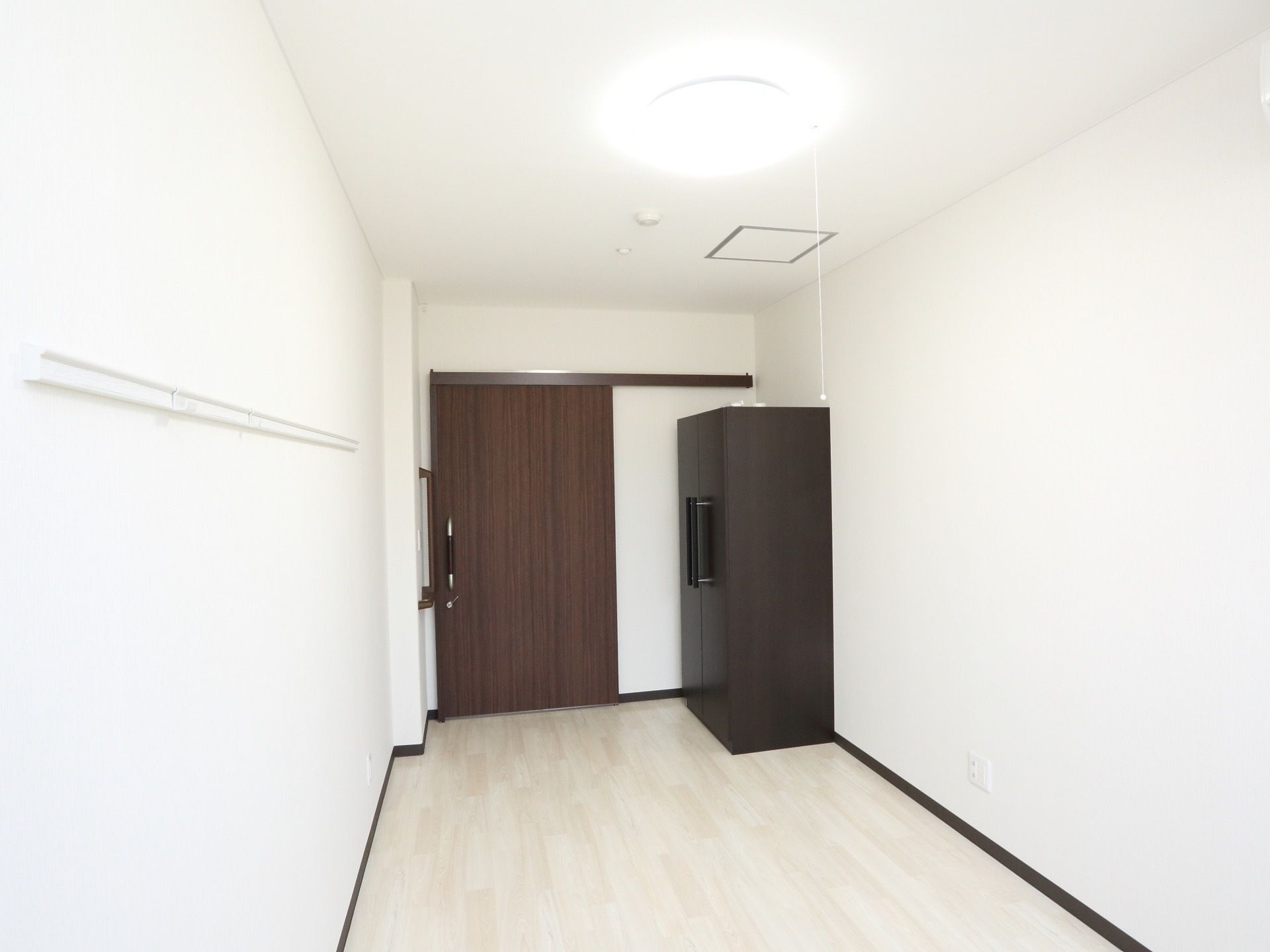 シックなデザインのお部屋である。タンスがあり、収納ができる。床はフラットになっているので安全に移動ができる。