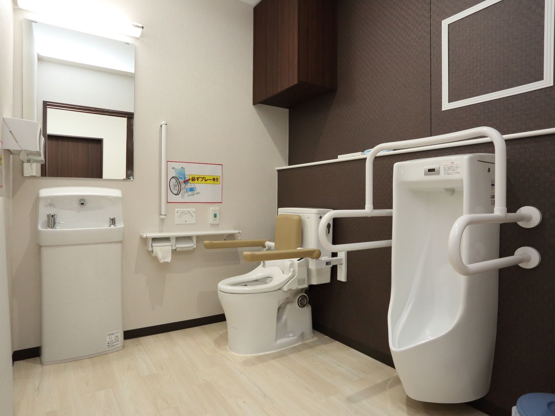 広々としたトイレである。洋式トイレ、男性トイレを設置している。スタイリッシュなデザインになっている。