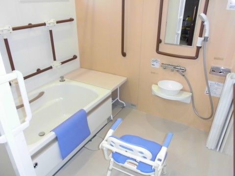 「愛の家グループホーム戸田笹目」の浴室。手すりを多く設置している。