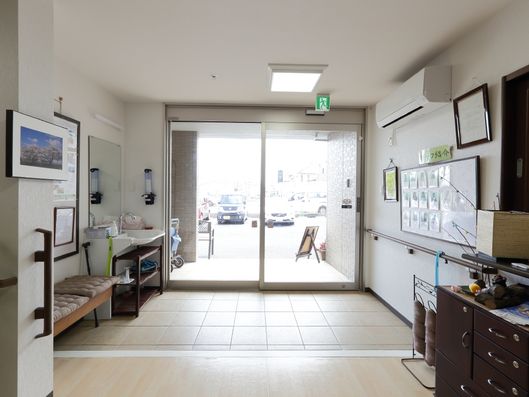 室内から見たエントランス