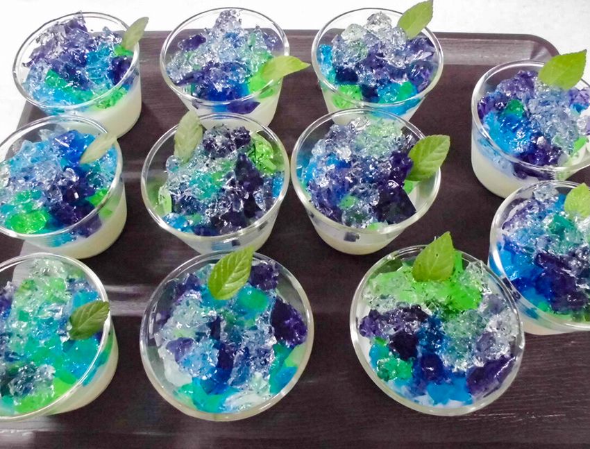 砕いた青や緑のゼリーで紫陽花を模したデザート