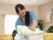 タオルを手にする女性スタッフ。毎日気持ちよく過ごすことができるように、入居者様の生活をしっかりとサポートしている。