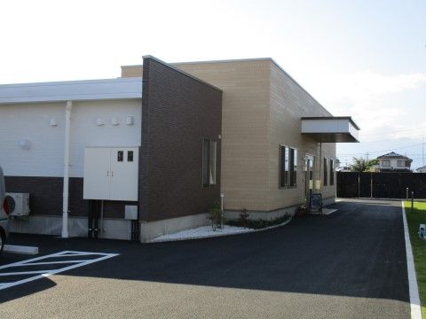 ブラウンとベージュで配色された外観である。駐車場も完備しており、ご家族も気軽に施設に足を運んでいただける。
