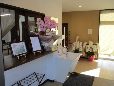 スタッフが常駐している受付がある玄関。洗面台が設置されており、外出後にすぐに手洗いをすることが可能。
