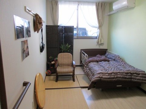 居室は洋室だけではなく、和室も用意されている。ベッドやエアコンが備え付けられており、慣れ親しんだ畳の部屋で過ごすことができる。
