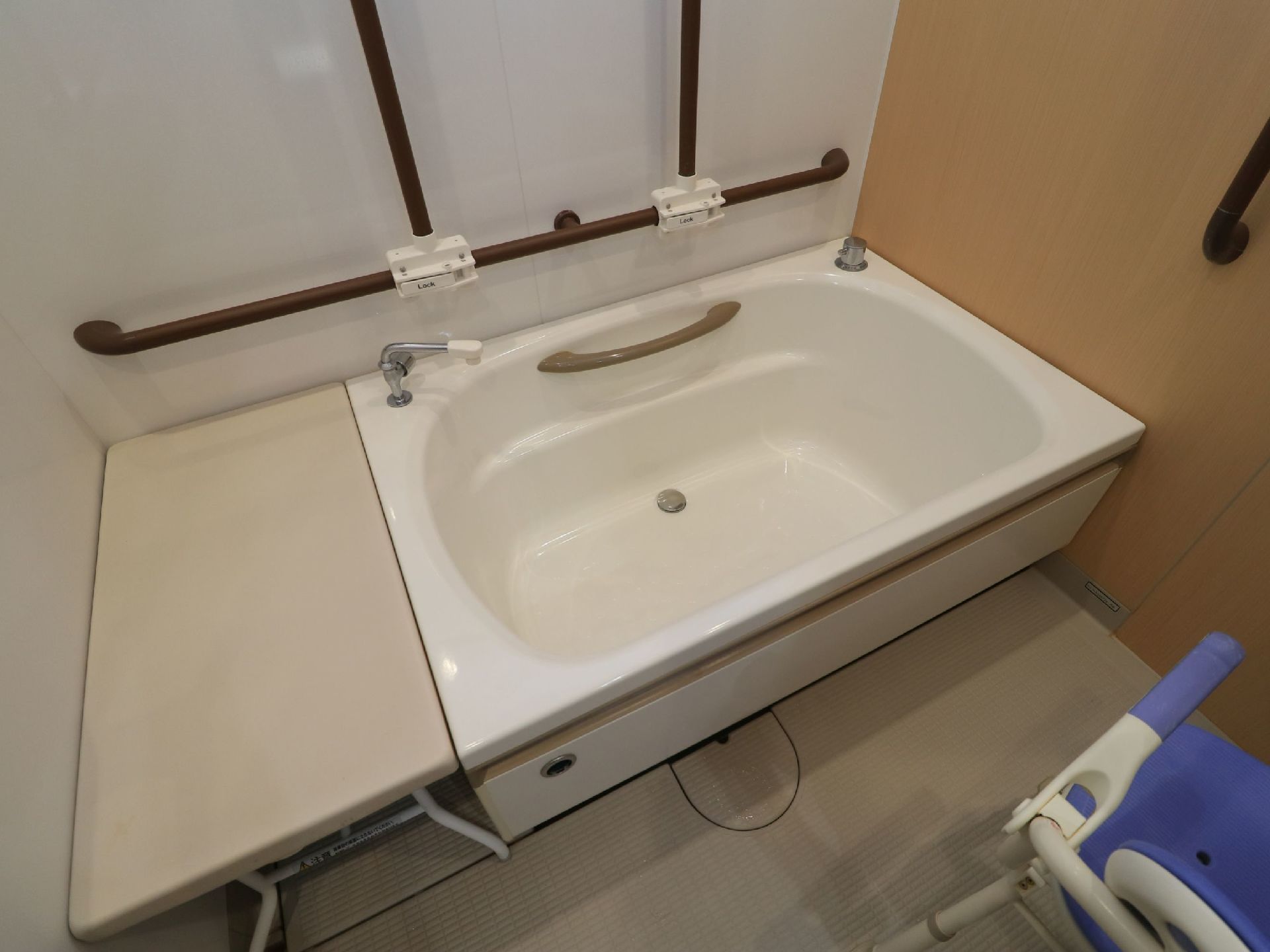 浴室には手すりやシャワーチェアーが完備されている。床も滑りにくい素材が使用されていて、安全対策がきちんととられている。