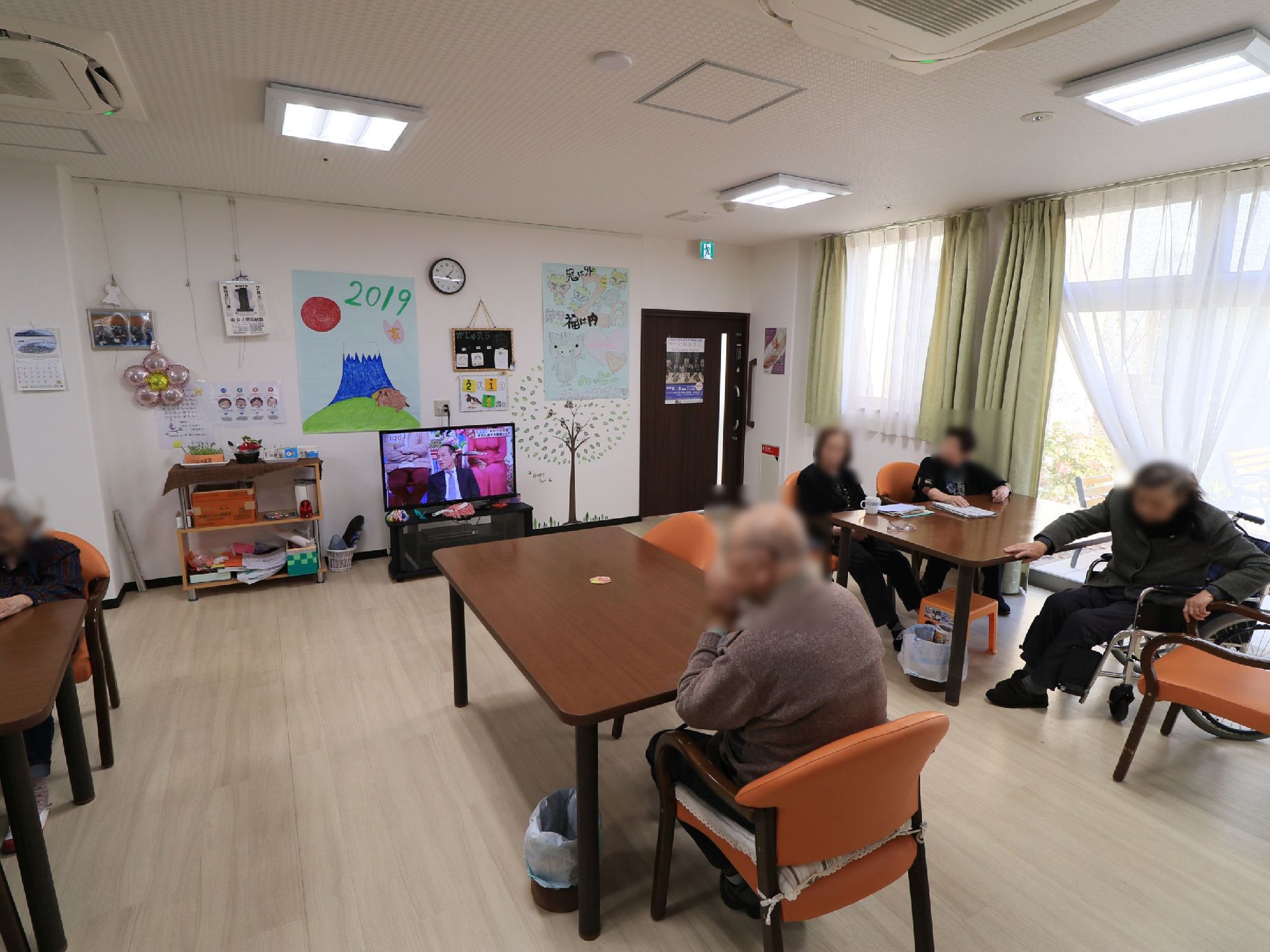 室内の壁にはさまざまな装飾が施されて、室内をアットホームな雰囲気にしている。家具などは壁に寄せて配置してあるので、より広く部屋を利用できる。