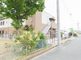静かな地域にある介護施設外観