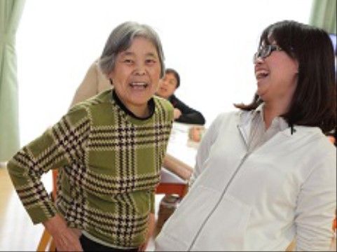 ご入居者様のお話を聞いて、フレンドリーに受け答えするスタッフ