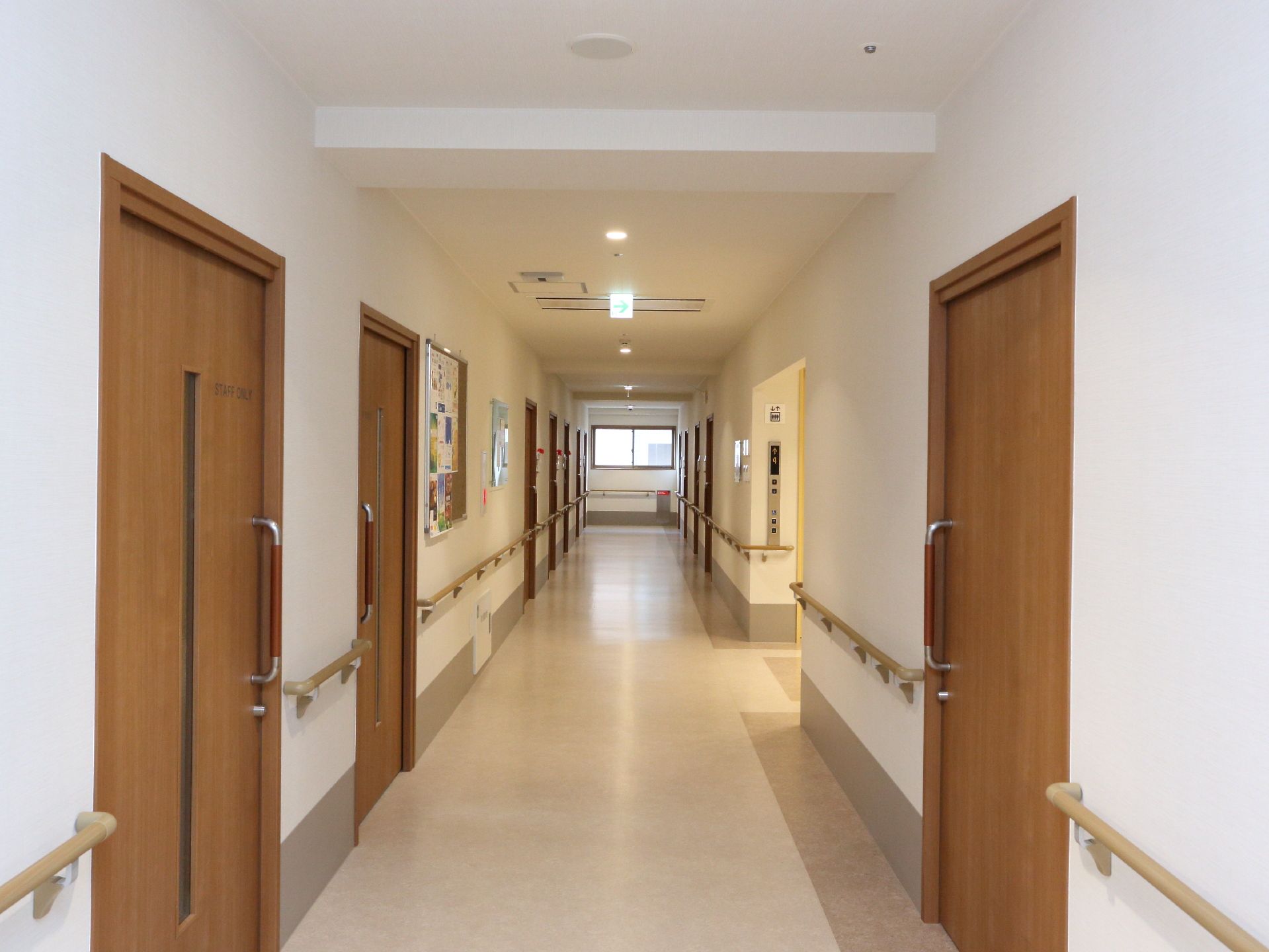 廊下からそれぞれの部屋に通じているが、それぞれの部屋まで全て手すりが設置されており、移動に気を使っている。