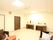 部屋には時計がついていて、化粧台は2台ある。ソファーが置かれていて、ソファーの上にはクッションが置かれている。