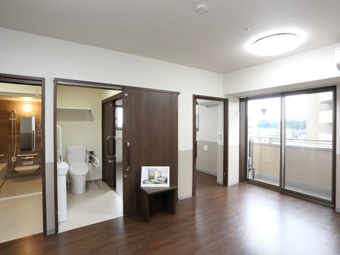 隣同士にトイレがある部屋と浴室がある。それぞれ黒茶色の引き戸がついている。床も引き戸と同じような黒茶色となっている。