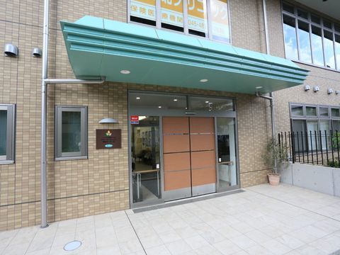 ドアは自動開閉式の、段差のないフラットな造りとなっている玄関