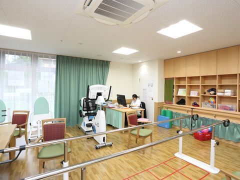 補助のスタッフがいる、歩行練習や筋トレのできるトレーニングルーム