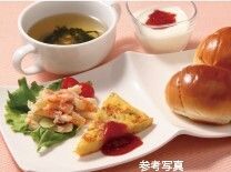 サラダとバターロールとスープとデザート