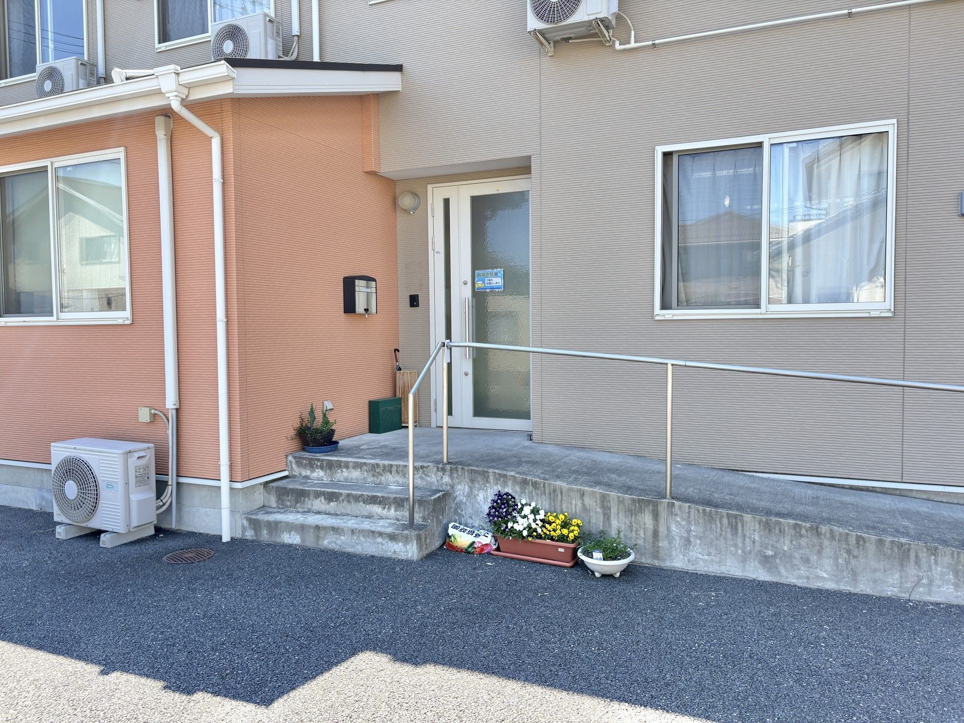 玄関のスロープと花壇