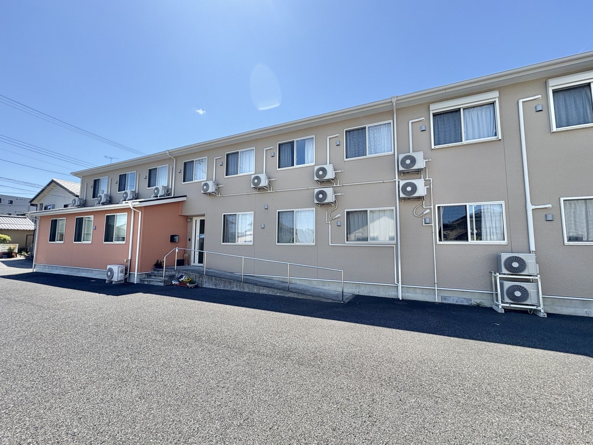 日差しが差し込む建物外観