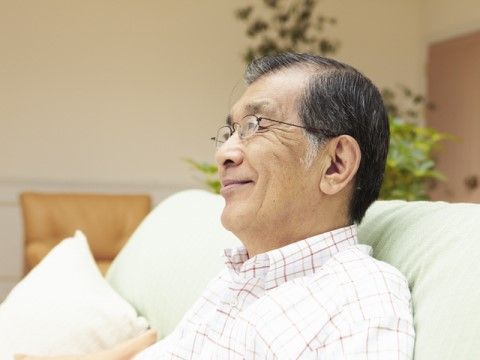 観葉植物が飾られているくつろげる印象の居室。ソファーも置かれているのでゆったりと思い思いの時間を過ごすことができる。