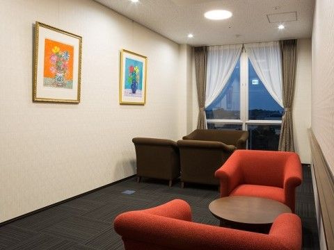 「グリーンビレッジ大里」談話室 入居者様同士で、おしゃべりを楽しんでください。