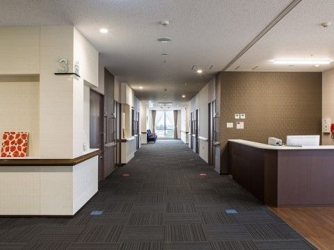 「グリーンビレッジ大里」廊下 廊下には手すりをつけてあるので、転倒防止策も万全です。
