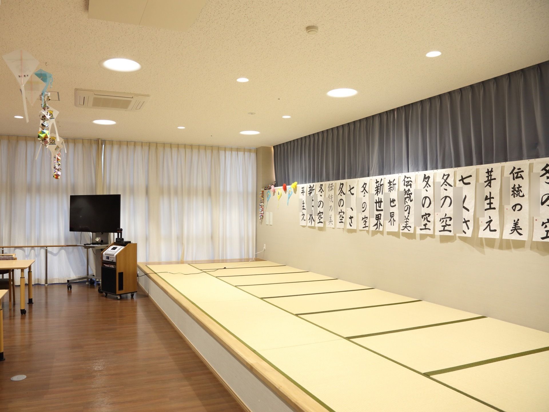 畳のスペースが確保されており、入居者様が書いた書道の作品を展示している。足を伸ばしてゆっくりくつろぐことができる。