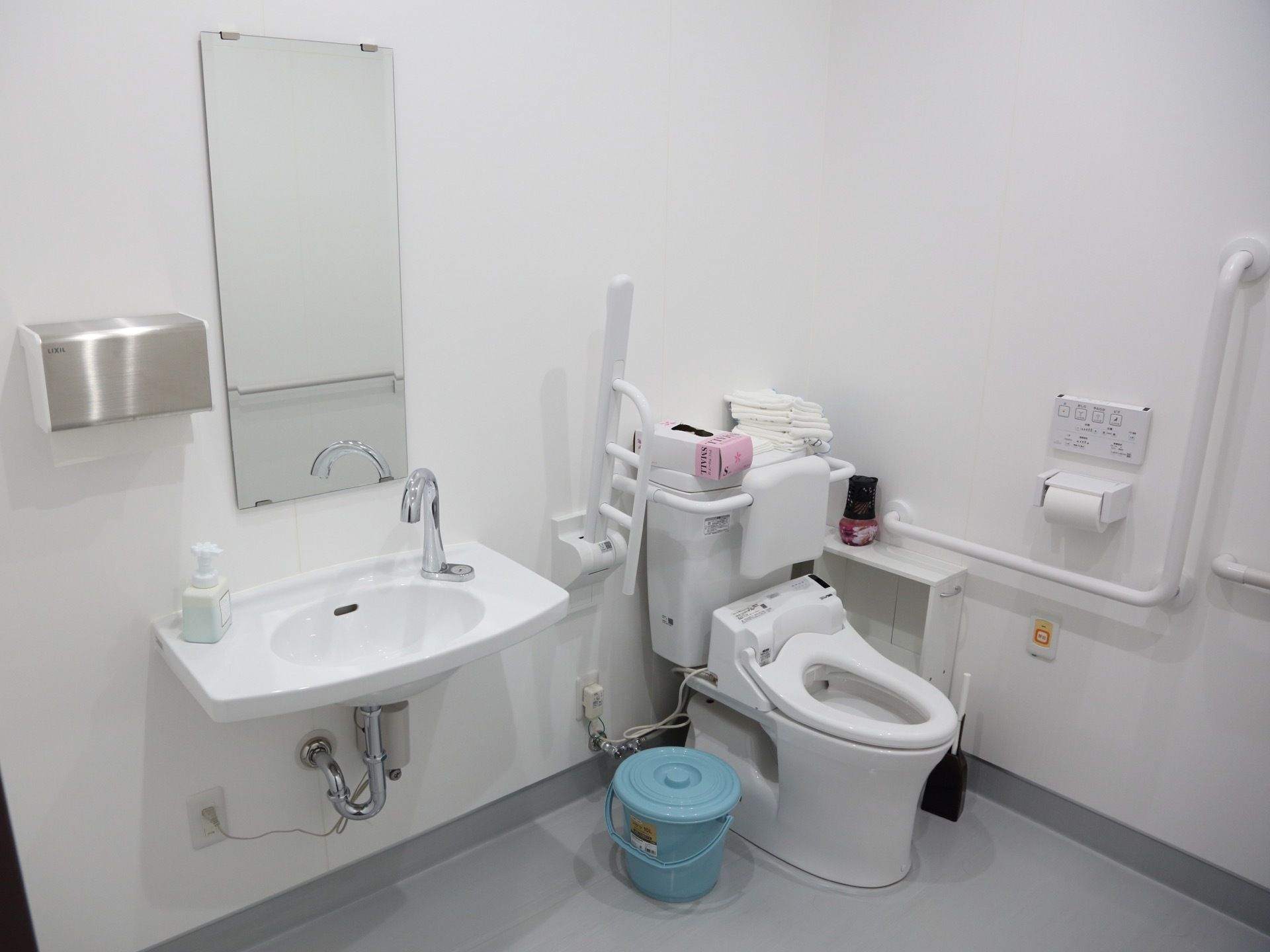 広々としたトイレは独立した洗面台を設置している。足元にスペースがあるので車椅子をご利用の方でも使用しやすくなっている。