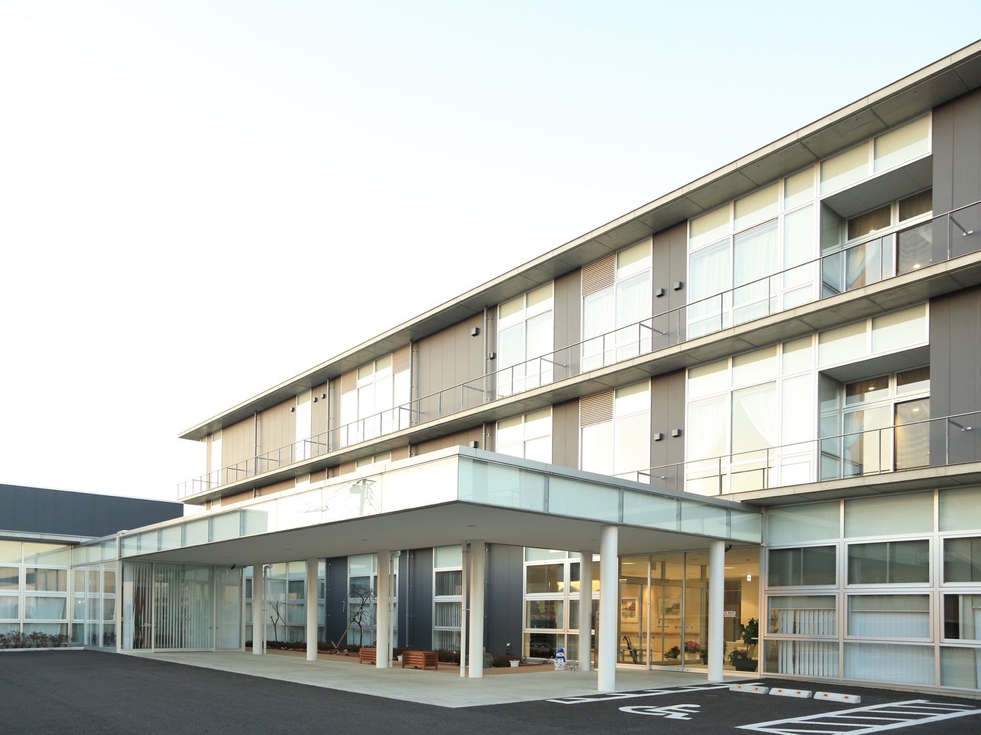 ３階建てのモダンな建物である。玄関前には屋根がある通路があり、雨の日も濡れずに移動することができる。