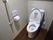 清潔感のあるトイレで温水洗浄便座になっており、操作ボタンが壁にあるので便利である。手すりがあり、安全に利用できる。