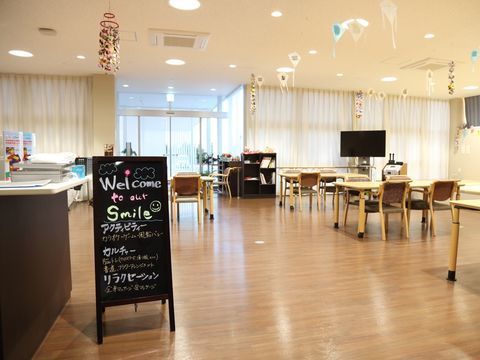 施設ではさまざまなレクリエーションやイベントを行っており、参加して楽しむことができる。広々とした明るい空間である。