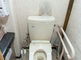 洗面台とトイレが備わったバスルーム