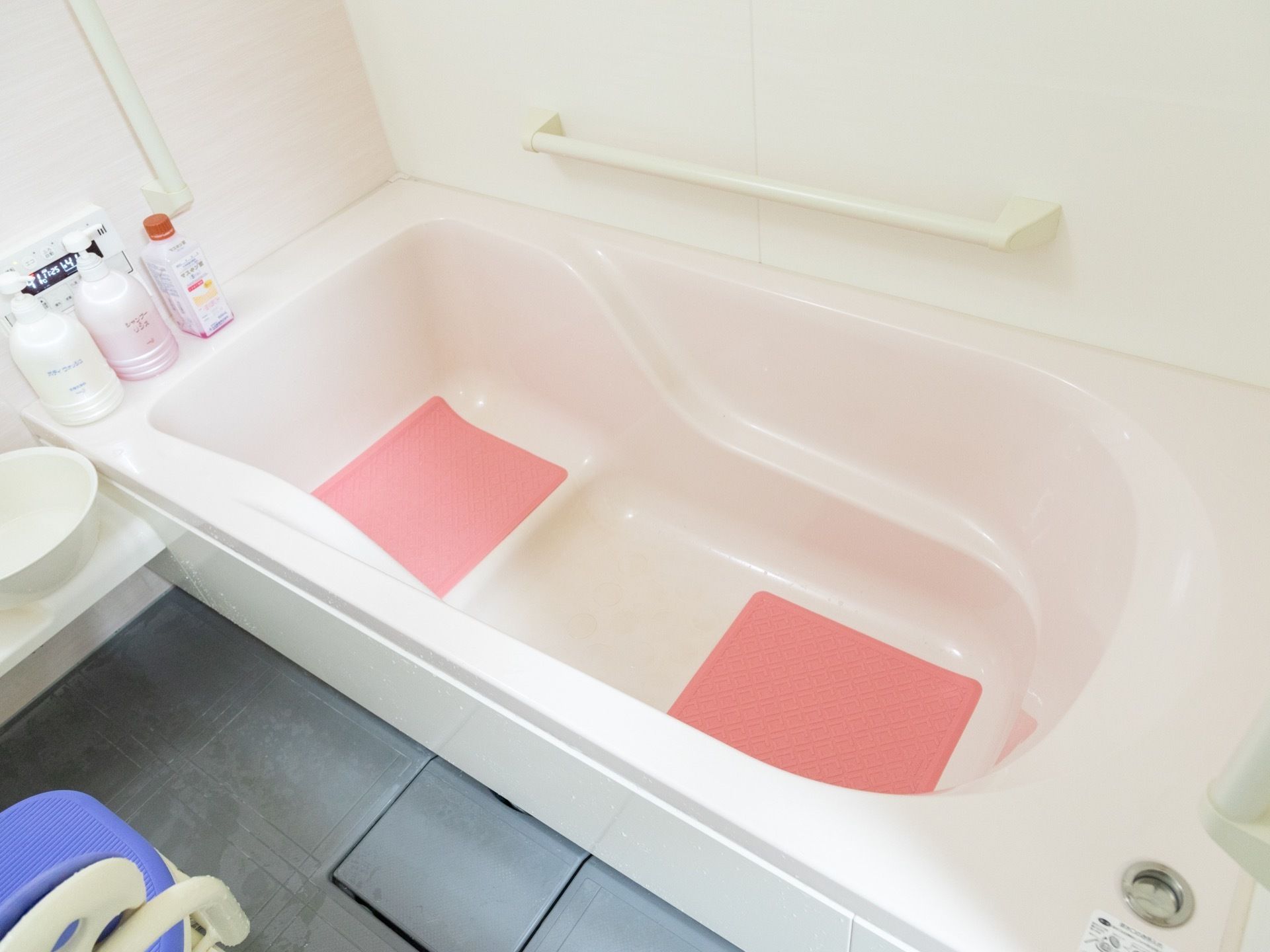 共用設備として用意されている浴室。バスタブのすぐわきに、ふたのついた排水口のあるつくりとなっている。
