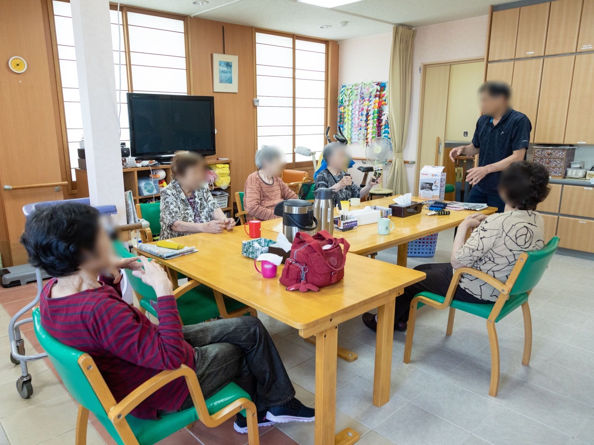 共有のリビングは、入居者様同士で交流しながらのテレビ視聴などの通常利用以外に、各種レクリエーションに使われることもある。