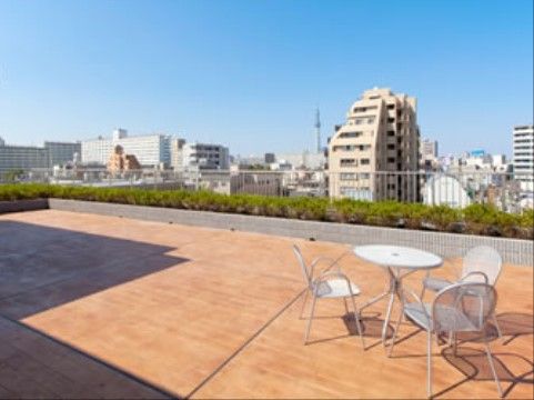 温かい日差しを受けながら、街の風景を眺められるテラス