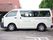 施設の主有する送迎車である。入居者の移動に使われる。白地の車体ボディーに黄緑色の施設名で分かりやすい。