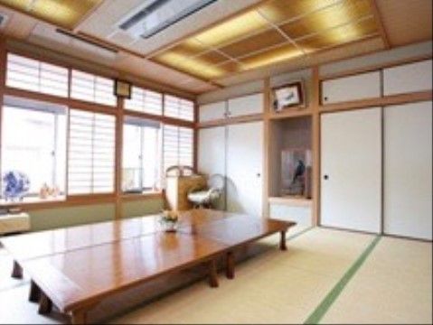 旅館のような和室の談話室には、長机を4脚設置している。クラブ活動や交流など、いろいろなことに利用できる。