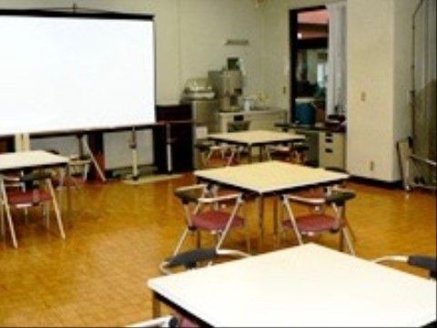 トレーニング内容は、スクリーンに映し出して説明をする。入居者様への丁寧な説明をするように職員一同心がけている。