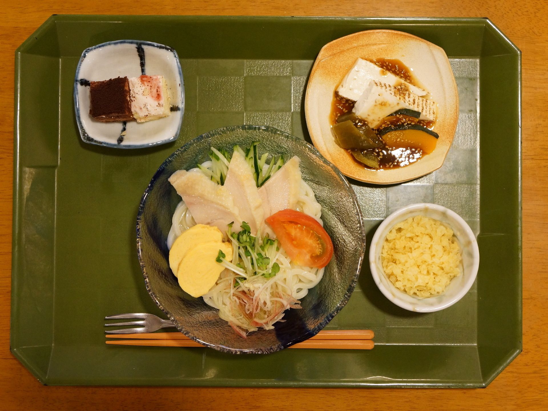 黄緑色のプレートに映えるようにお皿の色や配置の仕方などにも配慮している。目で見て楽しめるものとなっている。