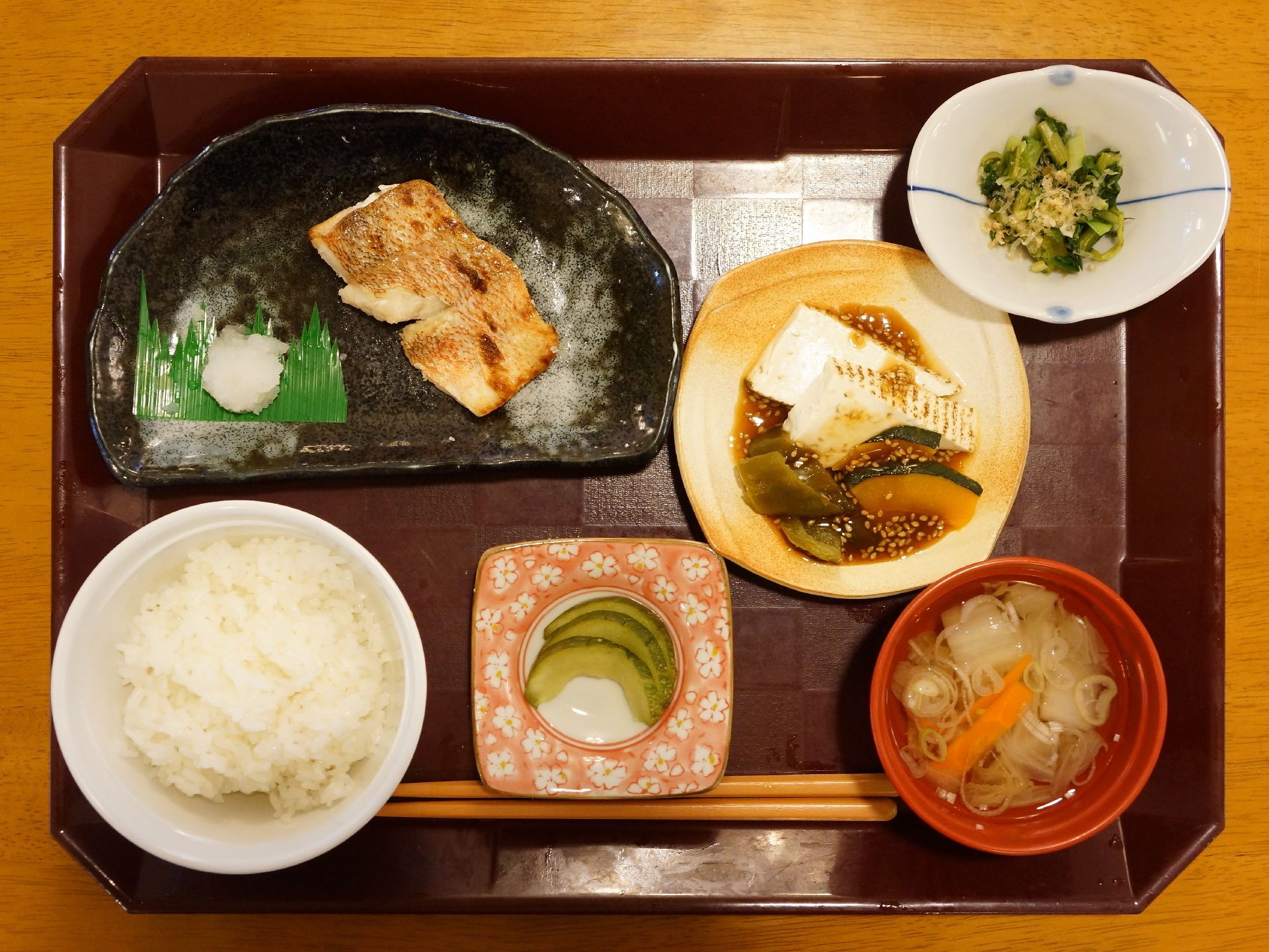 栄養面を考慮した食事内容になっている。彩があり食欲を刺激する。主食と副菜もあり、栄養素を補えるようになっている。