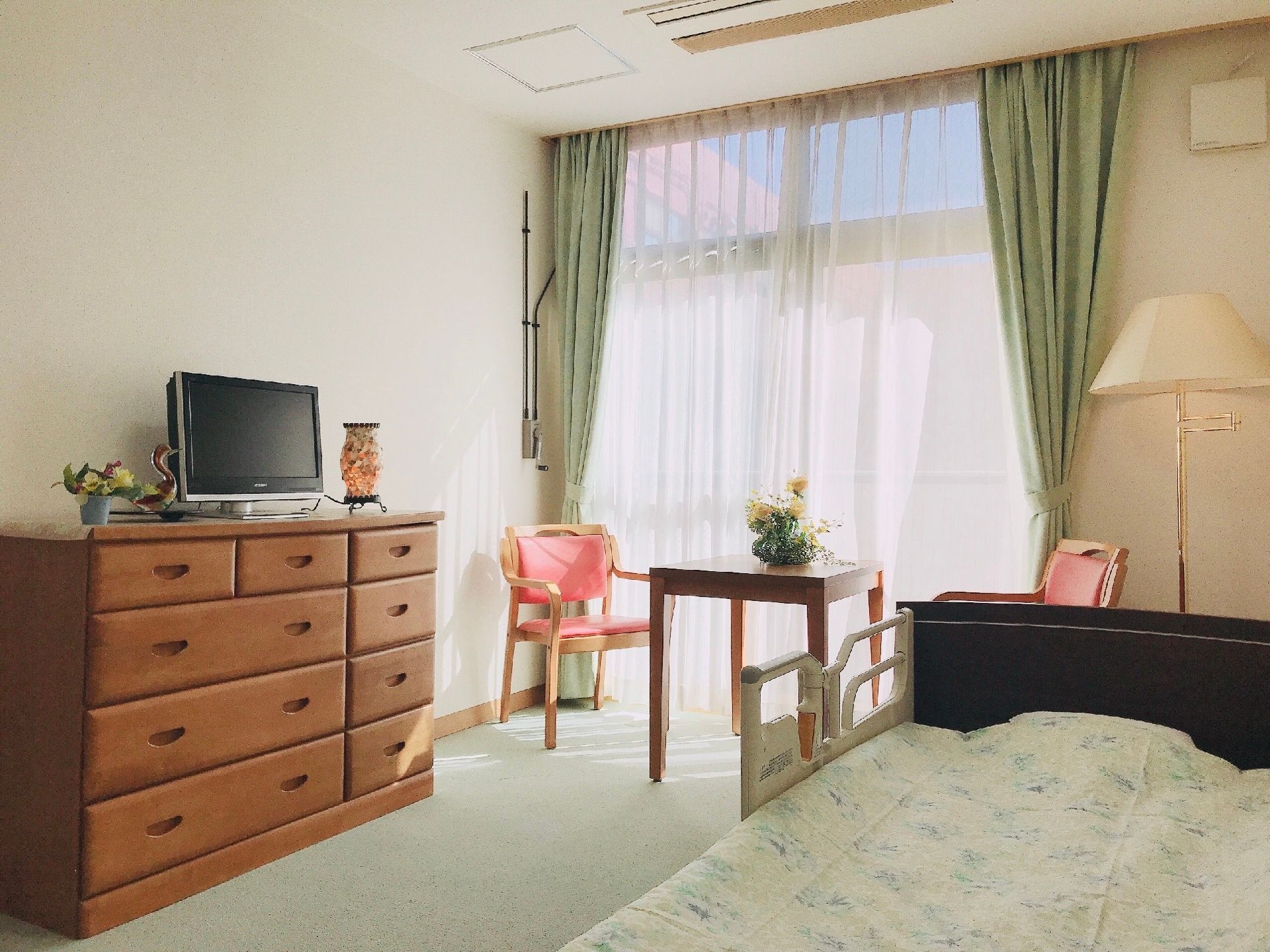 個人部屋には大きな窓があり、上部窓の開閉が、壁に付いているレバーで、入居者が簡単に操作できる様になっている。