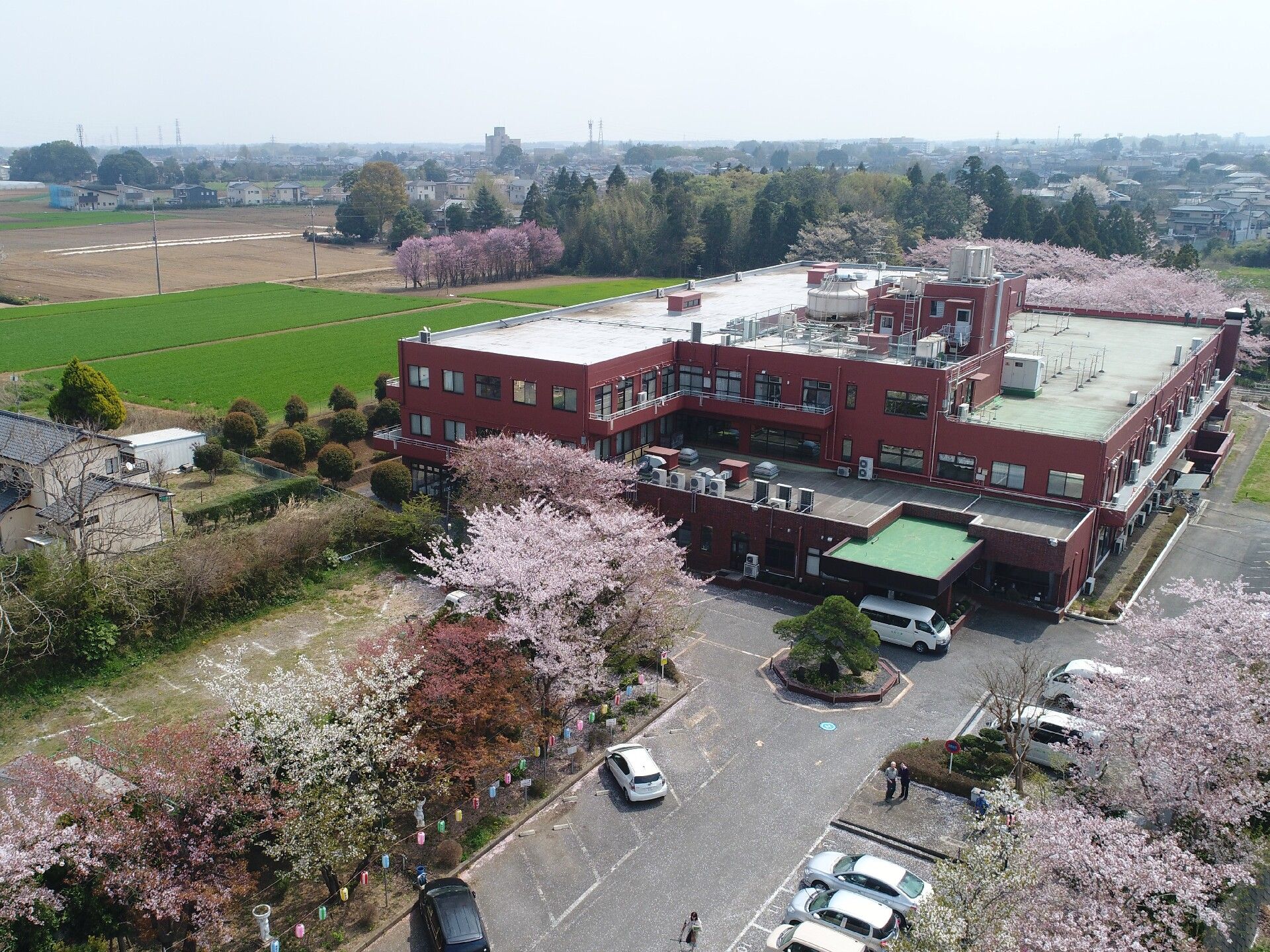施設の屋内からも、春には周辺に咲く桜が見られることがわかる外観