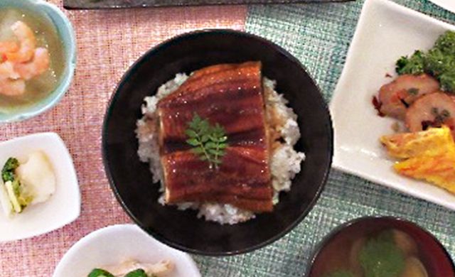 汁物がセットになった、うな丼がメインの献立