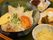 暑い日などには、適した食事の冷麺である。野菜も盛り付けられ色鮮やかである。デザートのケーキも付けられている。