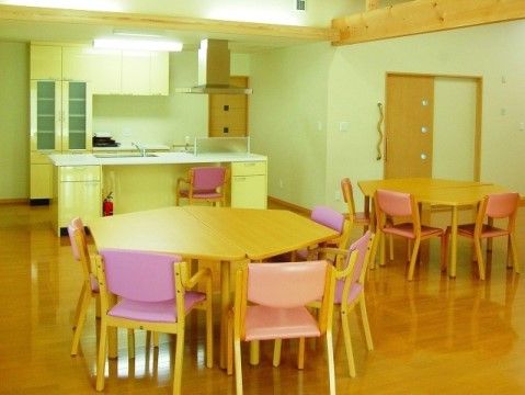 共用ダイニングの明るい空間