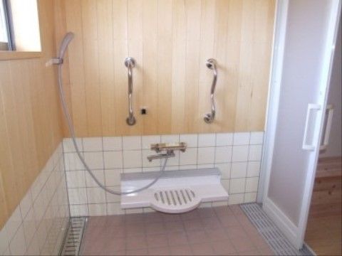 洗い場にはつかみやすい手すりが設置され、安全に移動することができる。清掃が行き届いた浴室で、一日の疲れをいやすことができる。