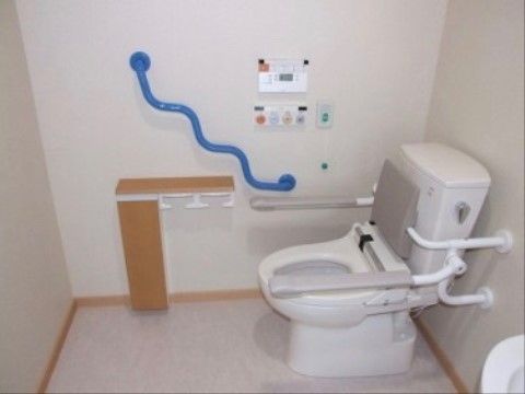 便座には背もたれとひじ掛けにもなる手すりが設置されている。背もたれによりかかり、安定した状態で利用することができる。