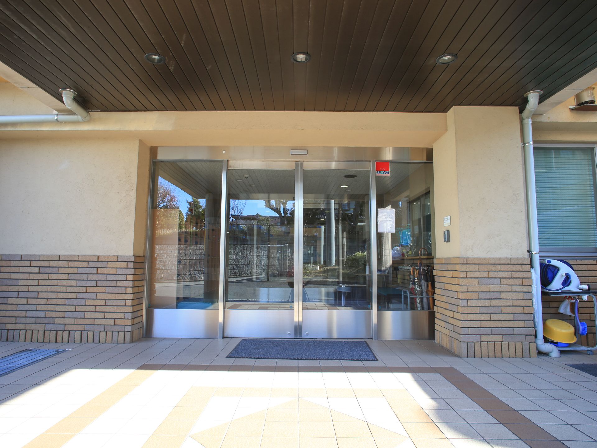エントランスは広々とした段差のないフロアとなっている。また雨の日でも濡れずに安心の、屋根のついた乗降スペースが確保されている。