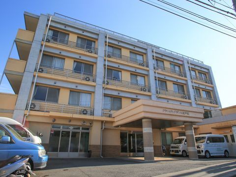 神奈川県横浜市戸塚区にある介護付きの有料老人ホームで、エントランス前にはパーキングスペースが確保されている。
